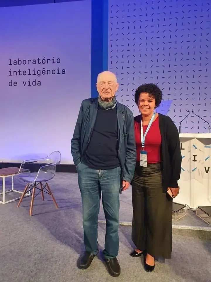 Janaína Barros ao lado de um convidado em espaço de formação e debate