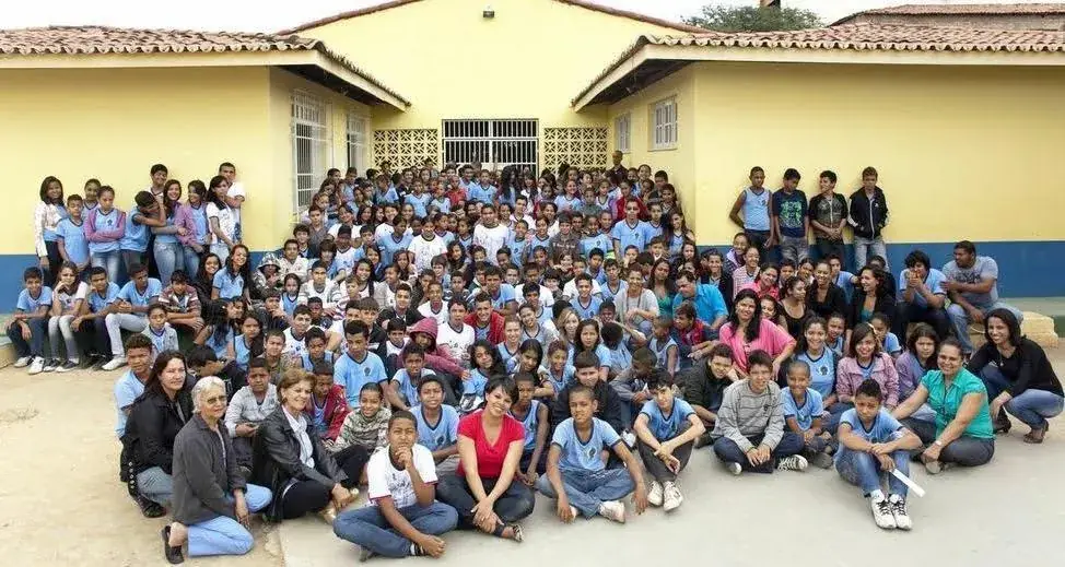 Estudantes, professores e funcionários da Escola Professora Ivani Oliveira reunidos no pátio