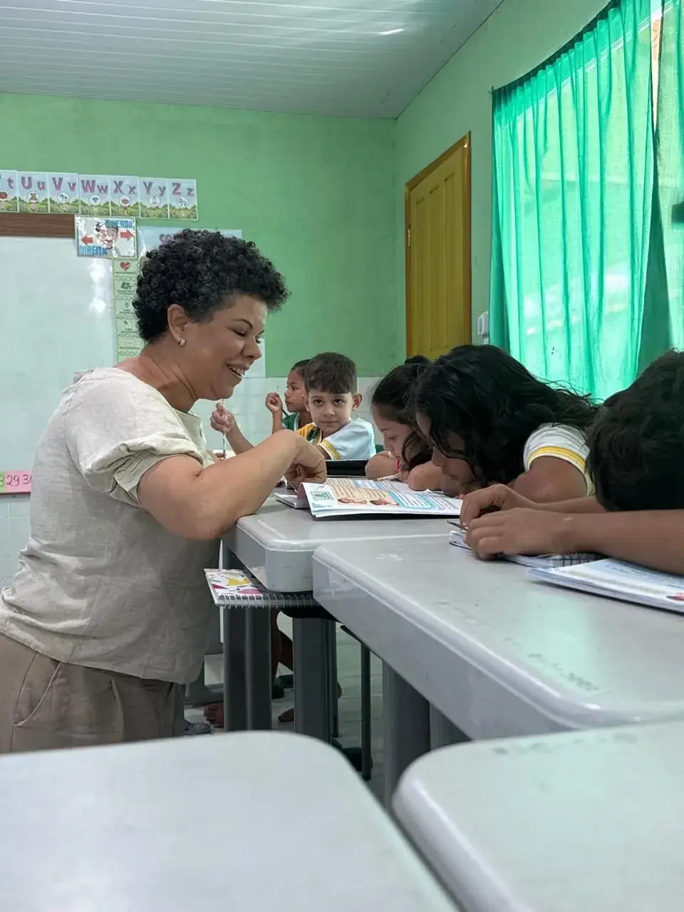 Janaína Barros com estudantes