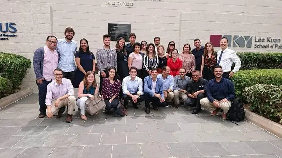 Grupo de educadores brasileiros diante da Lee Kuan Yew School of Public Policy, em Singapura, com Janaína Barros ao centro